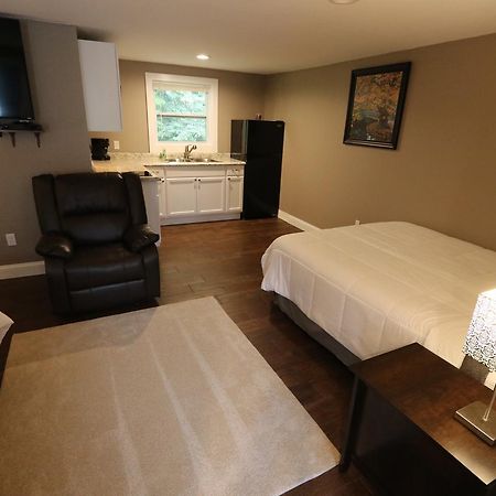 Brimley Motel Suites Екстер'єр фото