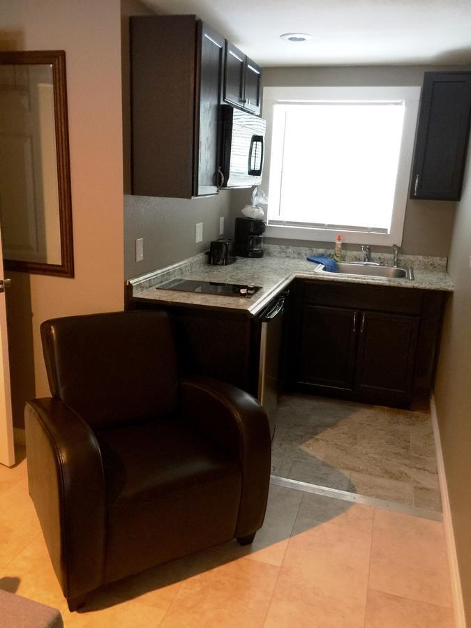 Brimley Motel Suites Екстер'єр фото