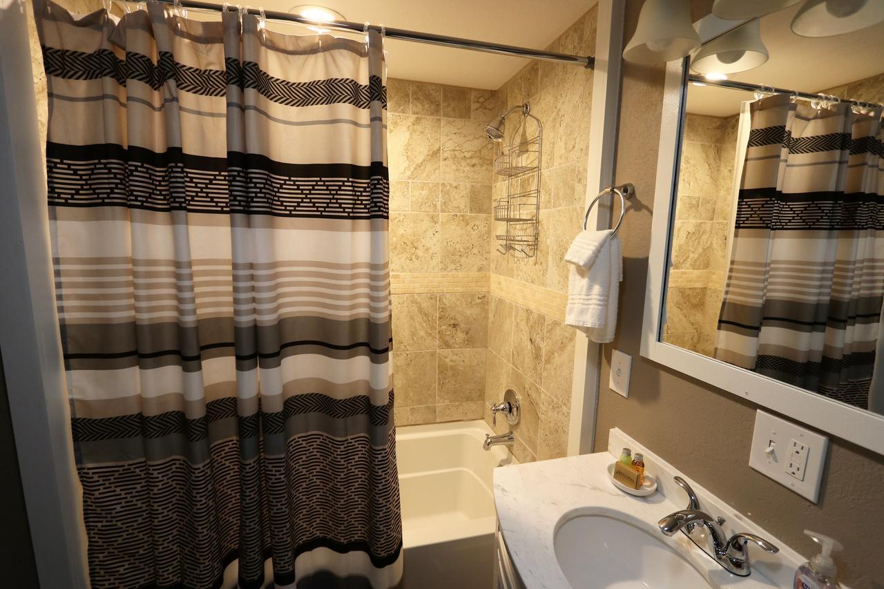 Brimley Motel Suites Екстер'єр фото